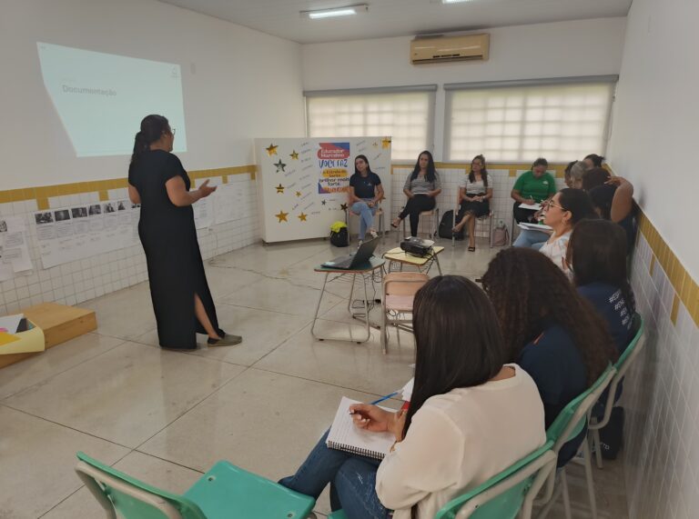 Professores Escrevendo Planejamento na Cartolina