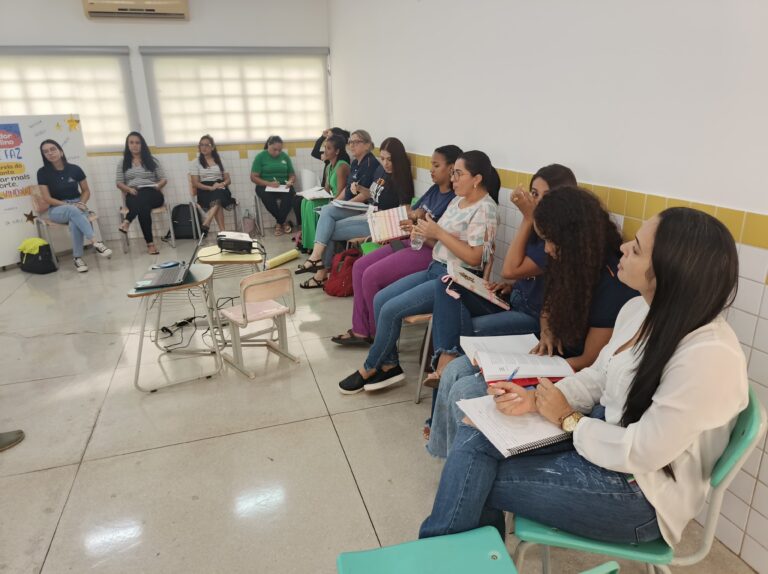 Professores Escrevendo Planejamento na Cartolina
