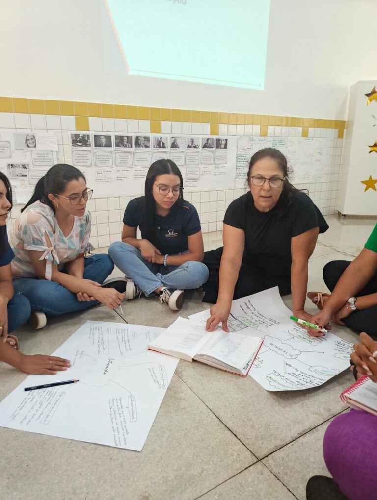 Professores Escrevendo Planejamento na Cartolina