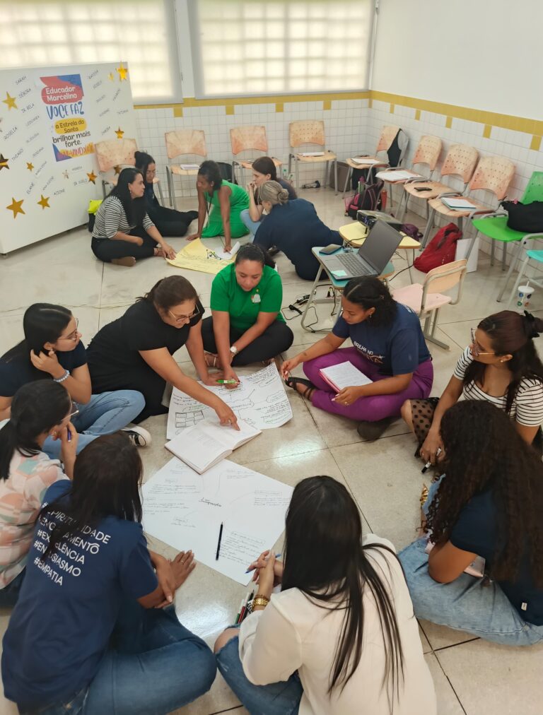 Professores Escrevendo Planejamento na Cartolina