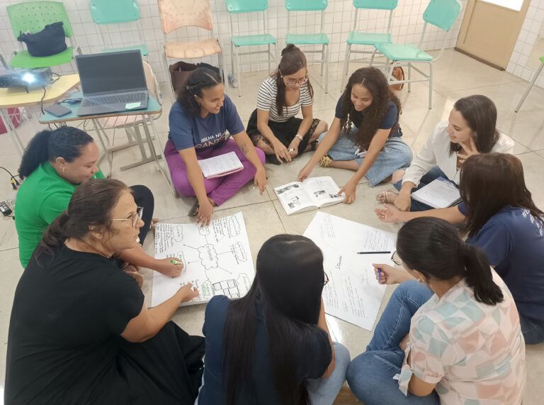 Professores Escrevendo Planejamento na Cartolina