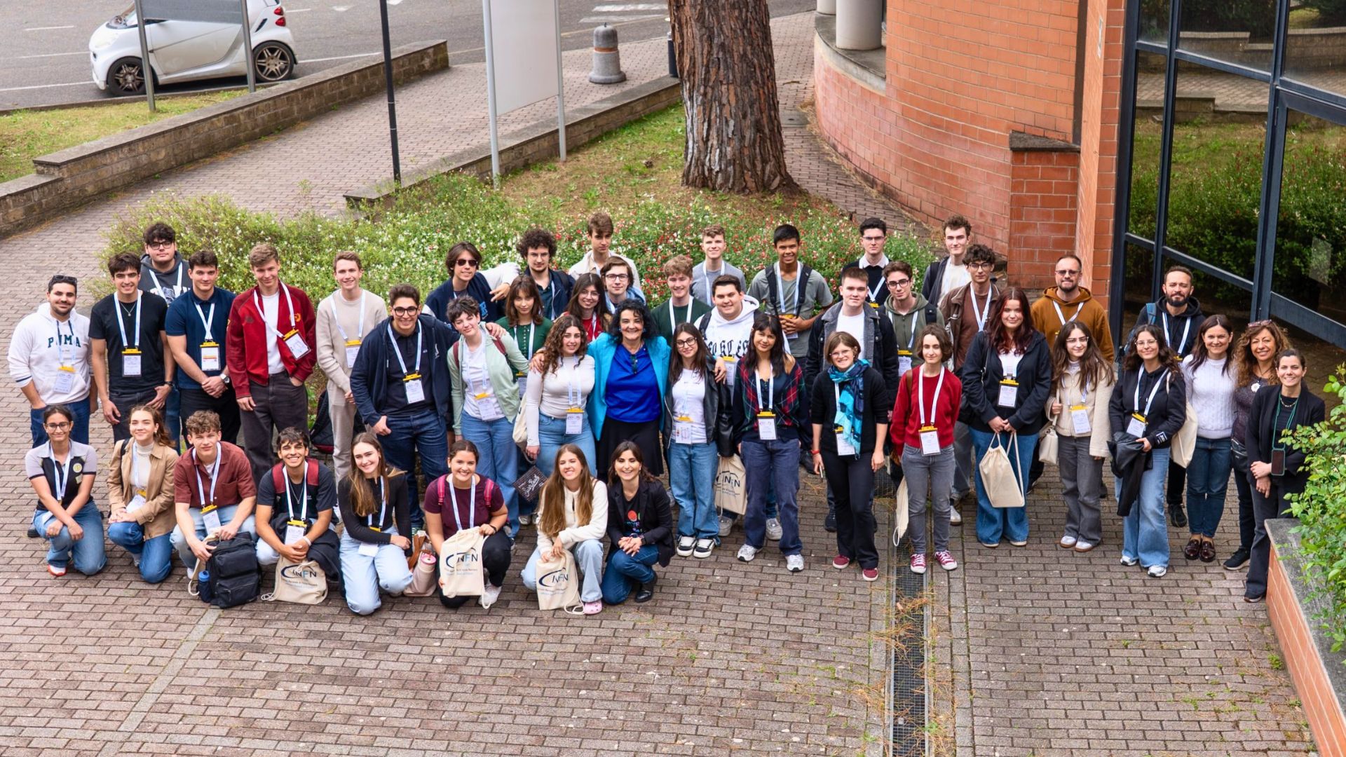 Descrição da imagem: foto de um grupo de aproximadamente 50 jovens perfilados, alguns em pé, outros agachados.
