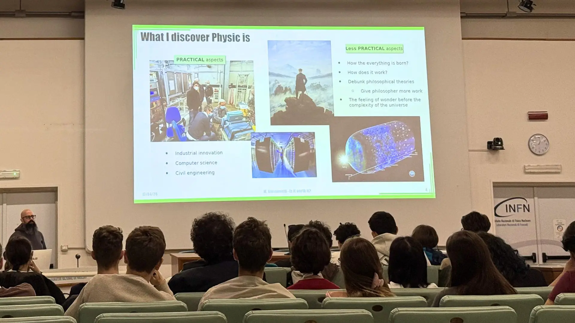 Descrição da imagem: foto de jovens adolescentes observando um telão em um auditório.